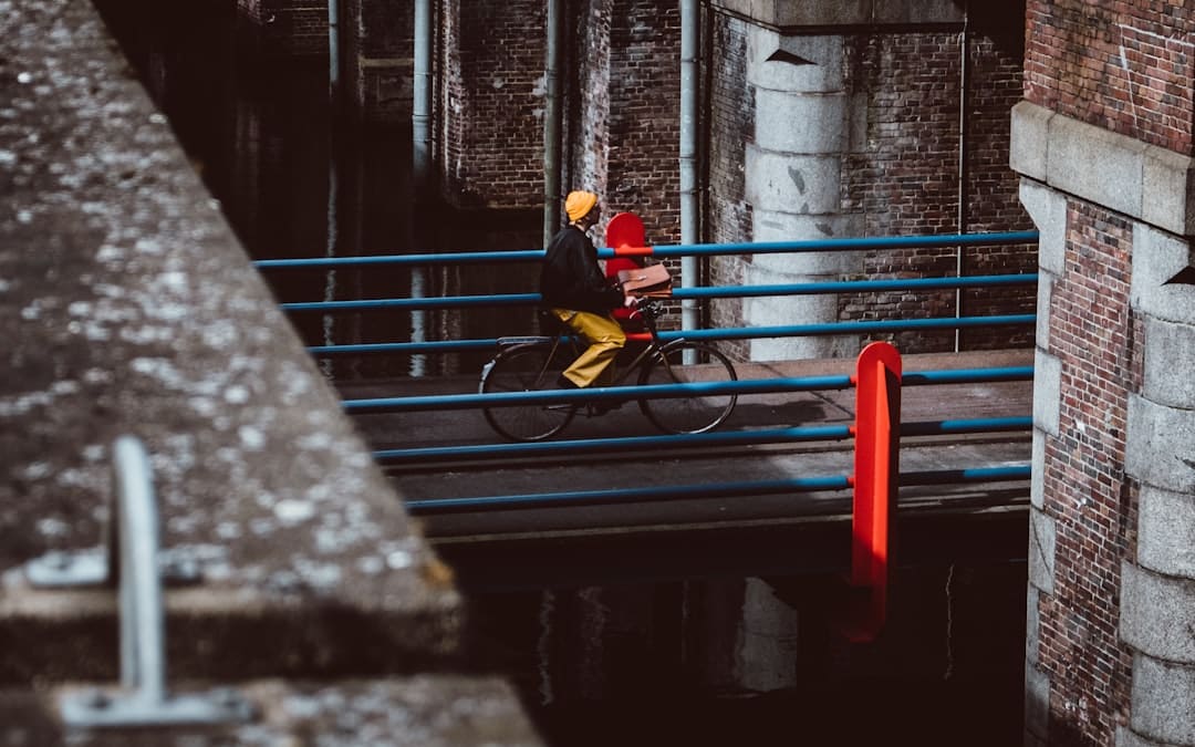 découvrez l'univers du cyclisme urbain : conseils pratiques, équipements indispensables et astuces pour naviguer en toute sécurité dans la ville. adoptez un mode de transport éco-responsable et redécouvrez votre environnement à vélo.